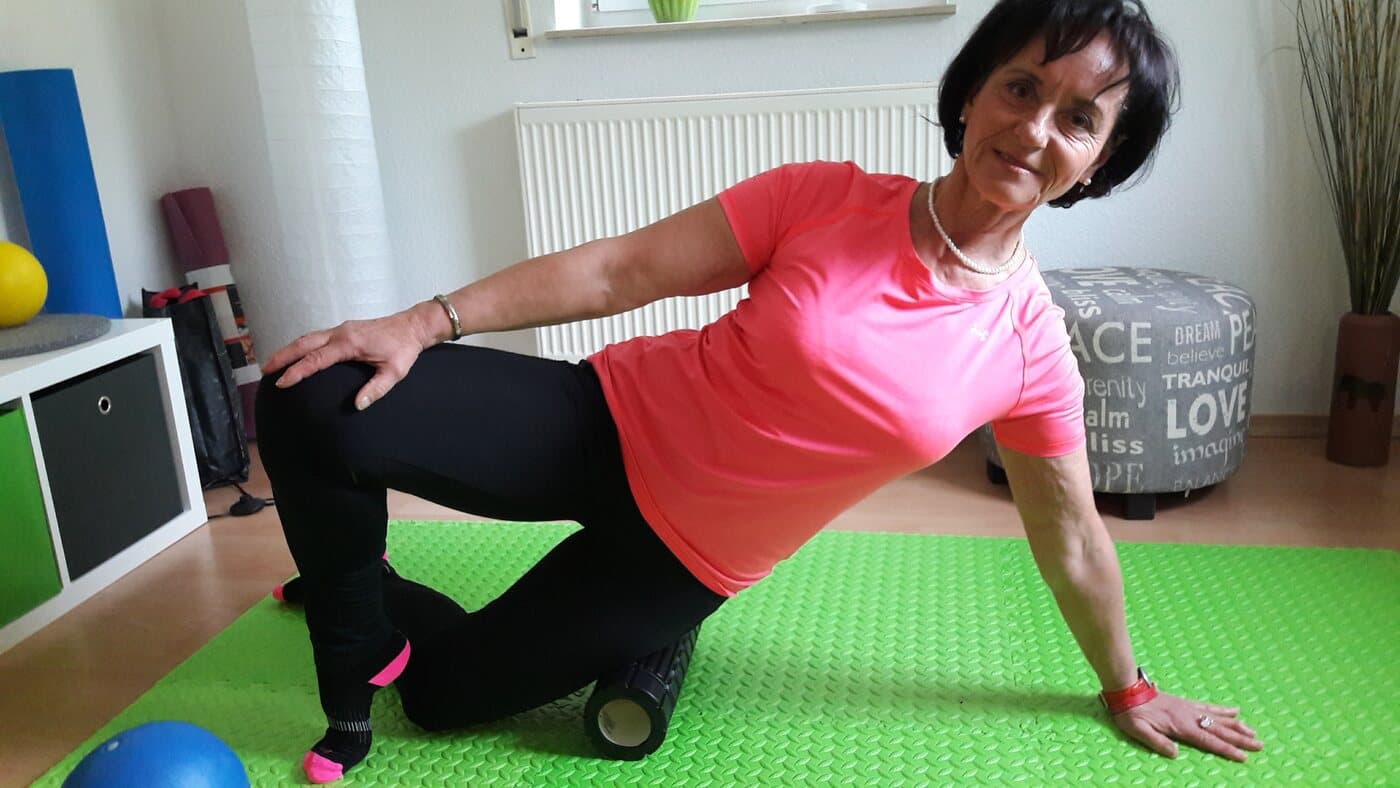 Anne Vierling bei einer Übung mit der Faszienrolle auf der Gymnastikmatte