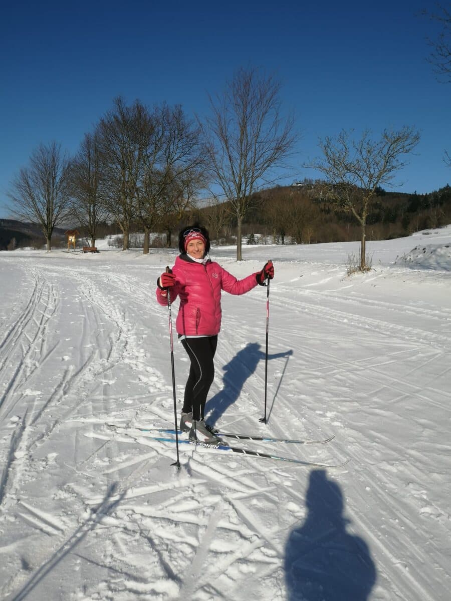 Anne Vierling beim Langlauf in einer sonnigen Winterlandschaft