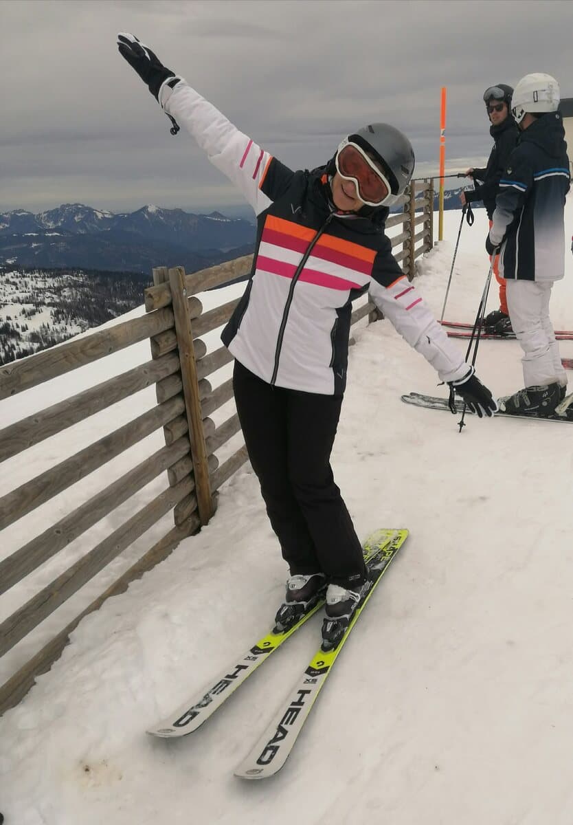 Anne Vierling gut gelaunt auf Skiern am Pistenrand